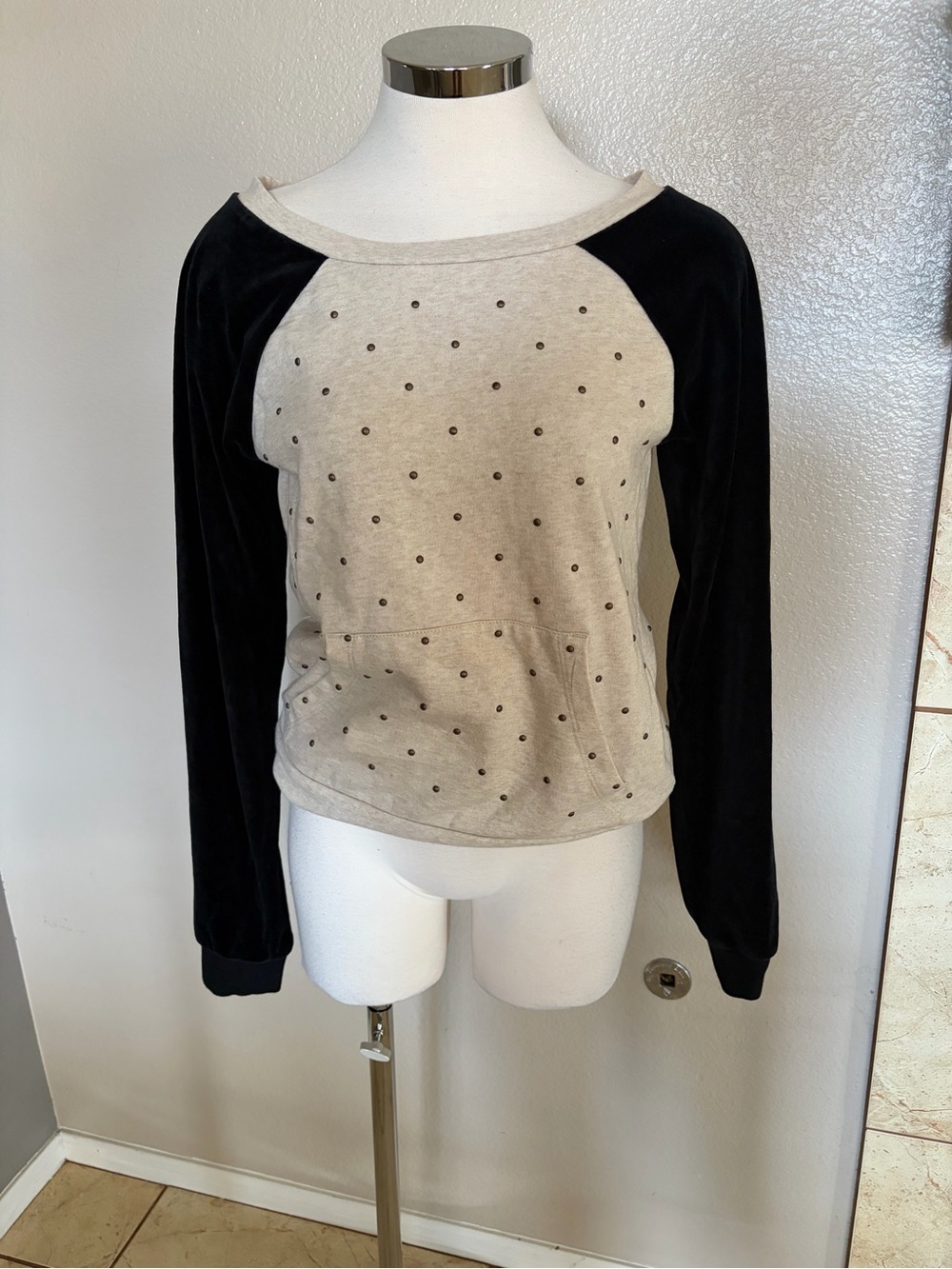 Women’s Two-Tone Dot Raglan Pullover - Black & Cream